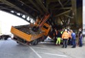 LKW blieb unter Bruecke haengen Koeln Deutz Deutz Muelheimerstr P029